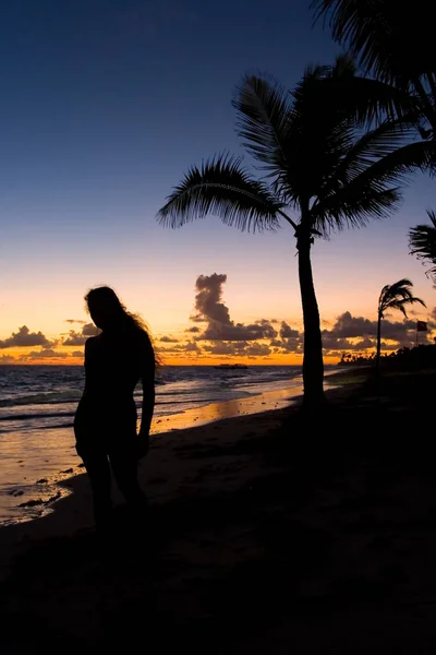 Silhouet van een meisje op de Oceaan bij zonsopgang. — Stockfoto