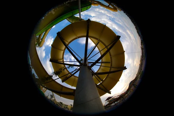 The attraction in the water park from below looks like a shell. — Stock Photo, Image