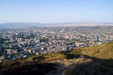 Tbilisi dan Mount Mtatsminda görünümünü.