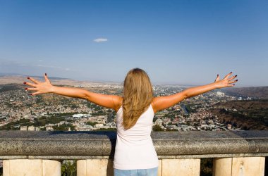 Tbilisi arka plan üzerinde gözlem güverte kıza.