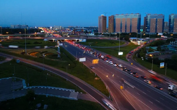 Salida de la ciudad por la autopista Entusiastas . — Foto de Stock