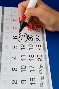 Tarihi Cuma 13 takvimde işaretlenir.
