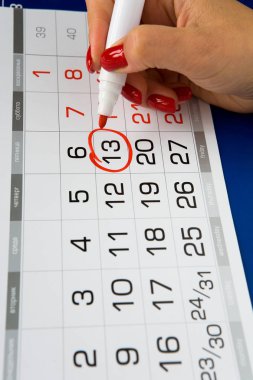 Tarihi Cuma 13 takvimde işaretlenir.