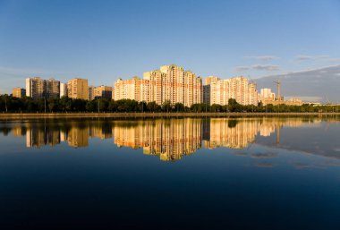 Konut Kompleksi Moskova Nehri şafakta yansıtılır