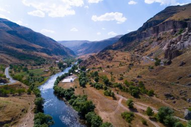 Mağara şehir Vardzia yanında nehir akar.