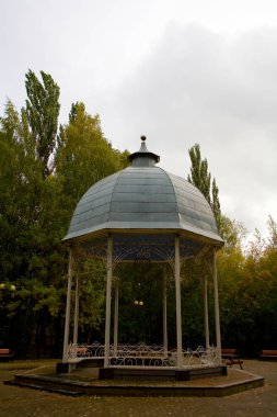 Boş bir çardak Izmailovsky Parkı.