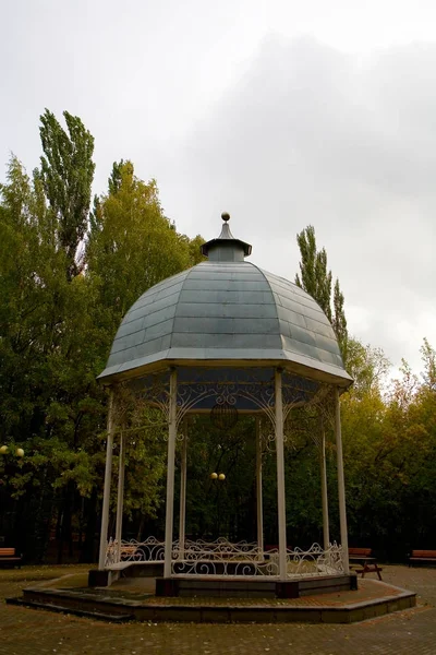 Boş bir çardak Izmailovsky Parkı.