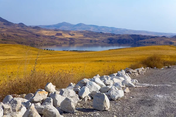 Türkiye'de yol üzerinde taşlar.
