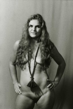 Çıplak doğa: elbisesiz uzun saçlı bir kız.