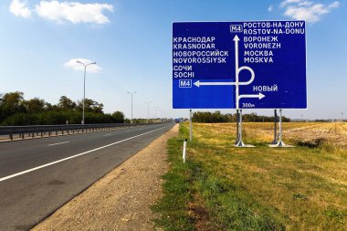 Yön kavşağında bir yol işareti.