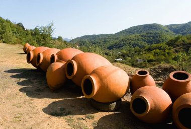 Şarap için büyük toprak testiler satışa.