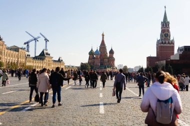 İnsanlar kızıl meydan yürüyor.