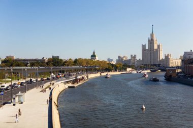 İnsanlar Moskova Nehri set yürüyor.