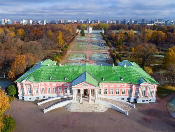 The first snow in the Kuskovo estate. — Stock Photo, Image