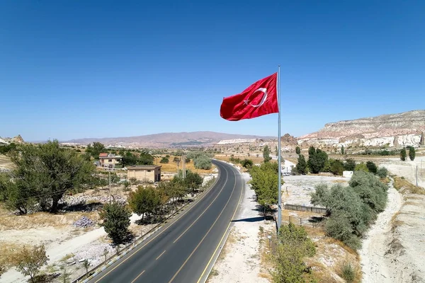En stor turkisk flagga över vägen till Cappadocia. — Stockfoto