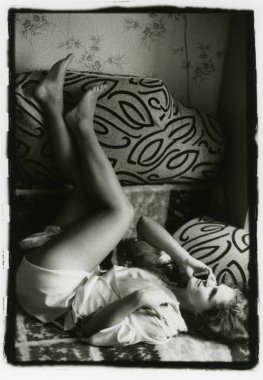 Bir kızla çıplak kalçalar telefonda konuşurken.