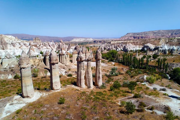 Paisaje fantástico con altas montañas estrechas . — Foto de Stock