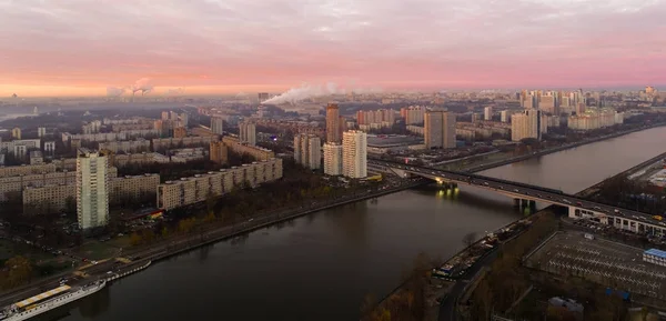 Nagatinskaya aterro em Moscou ao amanhecer . — Fotografia de Stock