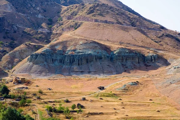 Гірський ландшафт, дві старі радянські вантажівки. — стокове фото