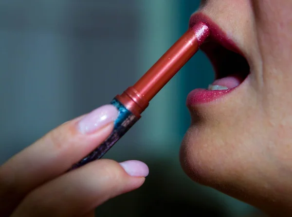 La chica se pinta los labios con lápiz labial. — Foto de Stock