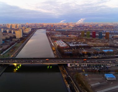 Nagatinskaya dolgu ve Andropov Avenue daw adlı bir köprü ile