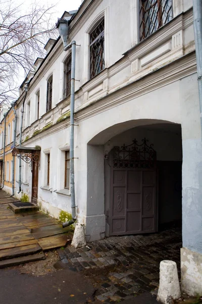 Gebouwen op de straat Shkol'naya in Moskou. — Stockfoto