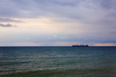 Büyük bir gemi denizde.