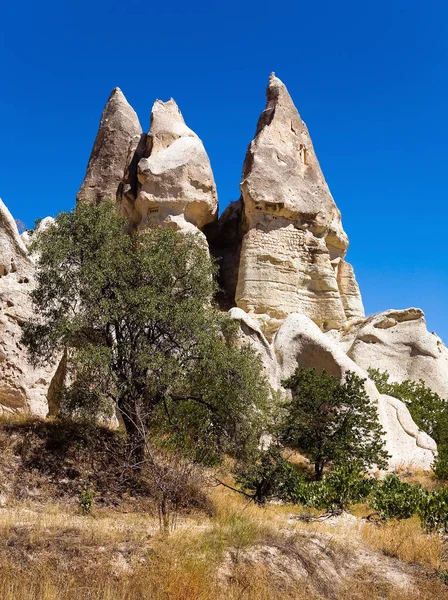 Paisaje montañoso de Capadocia en un día soleado . — Foto de Stock