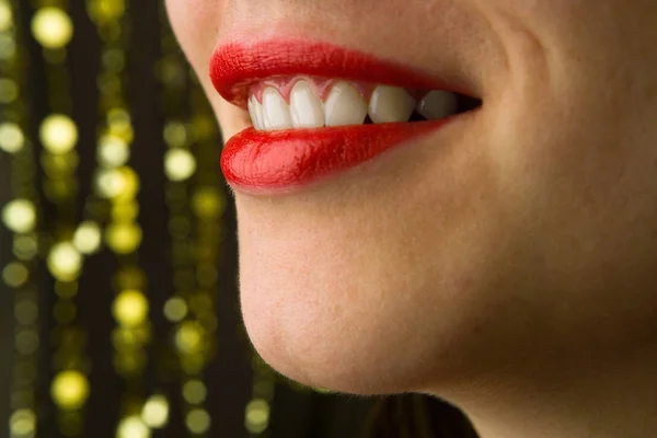 Lachende mooie vrouwelijke lippen close-up. — Stockfoto