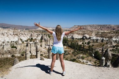 Taraf için kollarını kız dağılın.