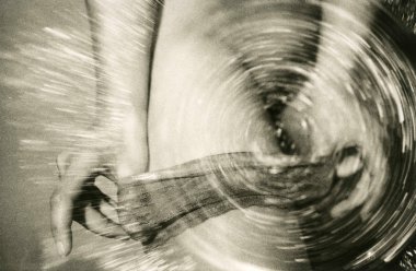 Çıplak kız kadın çorabı üzerine koyarak.