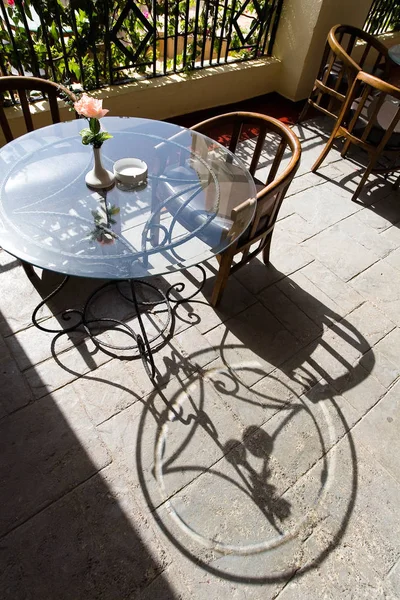 Blumen stehen an einem sonnigen Tag auf dem Tisch. — Stockfoto