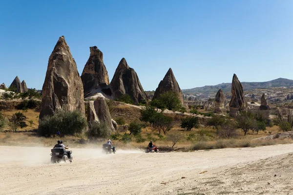 Sekelompok turis dengan sepeda quad di latar belakang pegunungan — Stok Foto