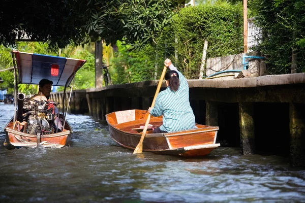 La gente naviga in barca sul canale . — Foto Stock