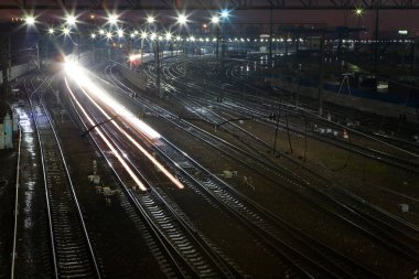 Tren rayları üzerinde geceleri atılıyor..