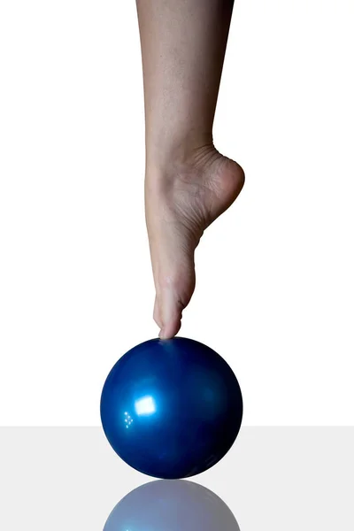 Das Bein einer Frau steht auf einem blauen Ball. — Stockfoto