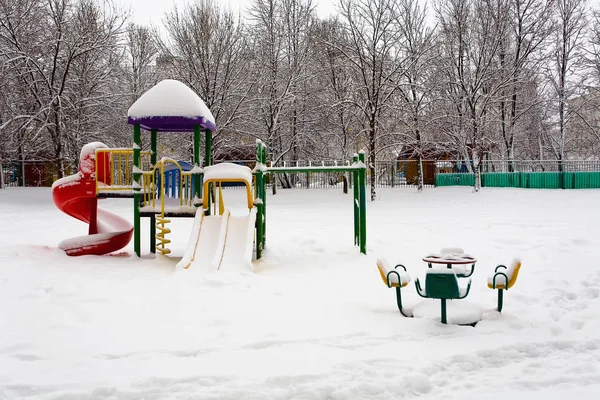 Parco giochi per bambini è coperto da uno spesso strato di neve . — Foto Stock