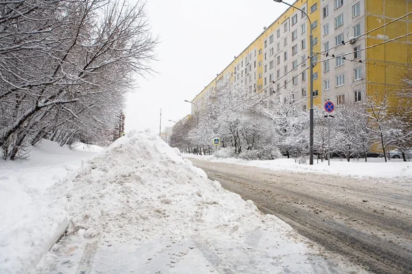 Een grote stapel van sneeuw op de weg van de stad. — Stockfoto