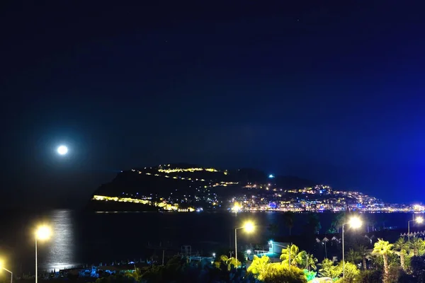 Nachtzicht op het fort van Alanya. — Stockfoto