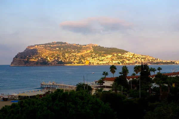 Uitzicht op het fort van Alanya bij dageraad. — Stockfoto