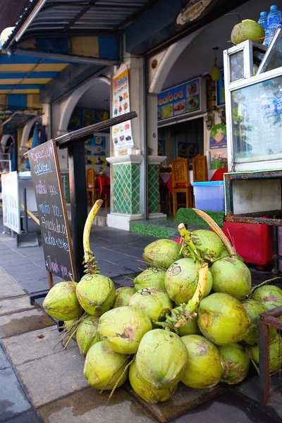 Le noci di cocco vengono vendute per strada . — Foto Stock