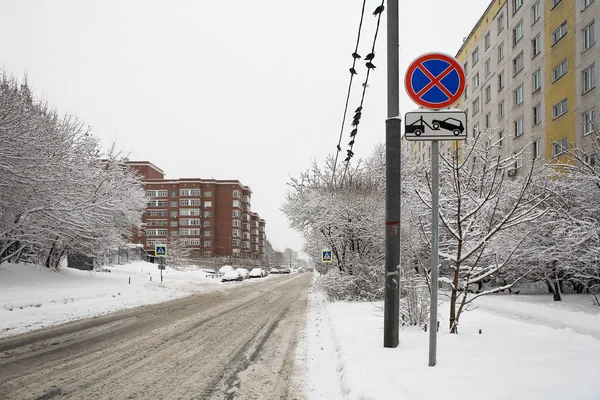 Міська дорога вкрита снігом . — стокове фото