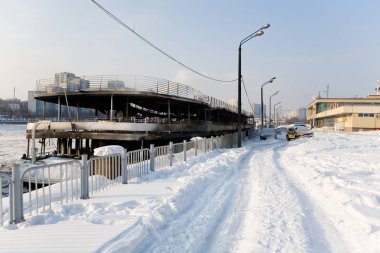 South River Station yakınındaki yanık gemi.