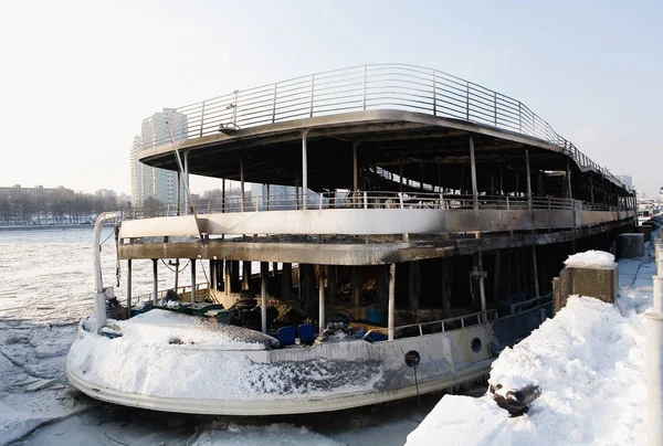 South River Station yakınındaki yanık gemi.