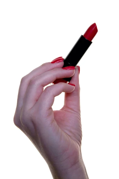 Lápiz labial rojo en una hermosa mano femenina . — Foto de Stock