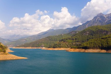 Rezervuar ve arka planda dağlar.