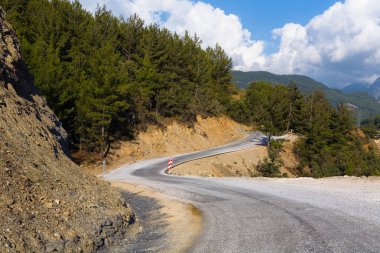 Güzel menderesler asfalt dağ yolu. 