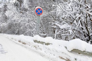 Yol işareti kar bir tabaka ile kaplıdır.