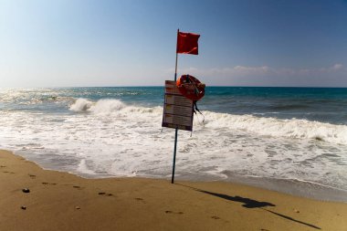 Kırmızı bayrağı sahilde, yüzme tehlikeli olduğu anlamına gelir.