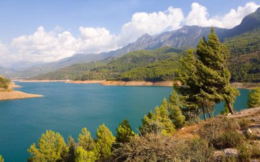 Rezervuar ve arka planda dağlar.